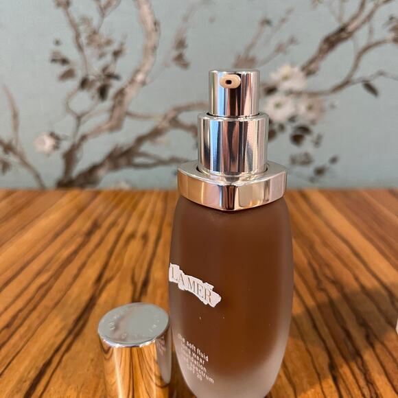 La Mer The Soft Fluid Long Wear Foundation Shade 420 Terra 1 oz. 30 ml - Picture 4 of 5